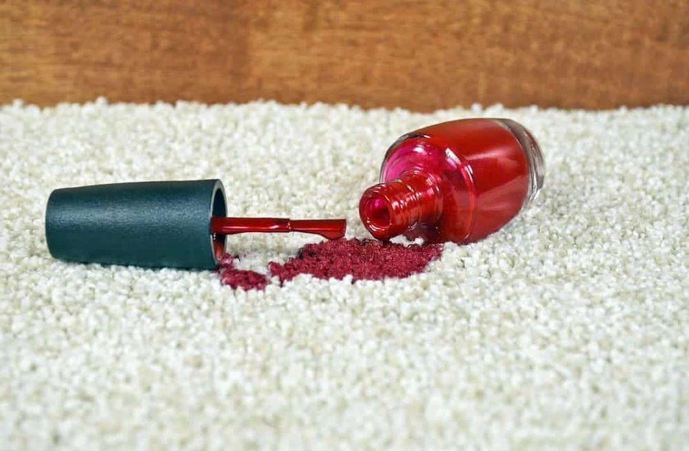 اهمیت پاک کردن لکه لاک از روی فرش