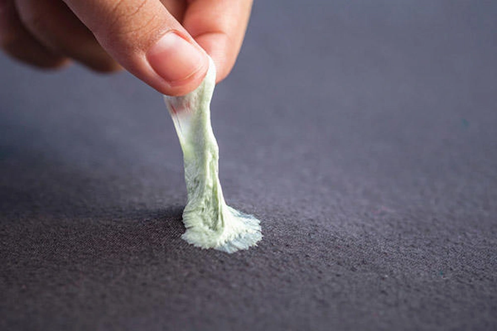 روش های پاک کردن لکه آدامس از روی فرش و موکت