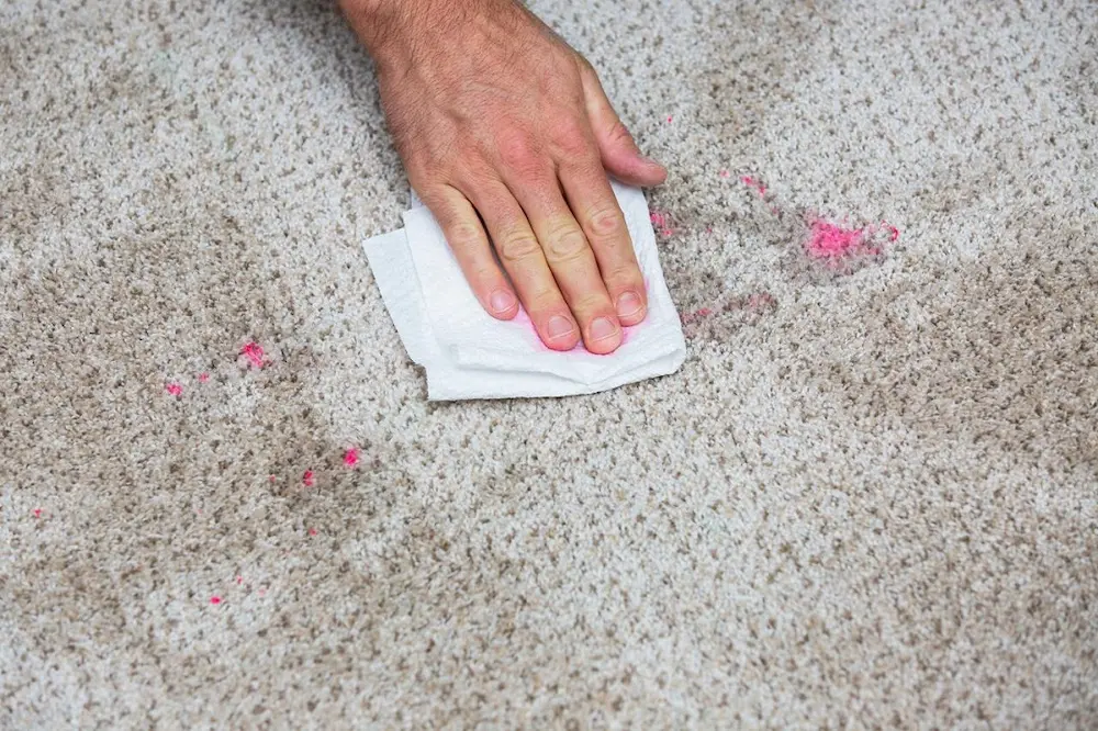نکات مهم برای پاک کردن لکه لاک از روی فرش